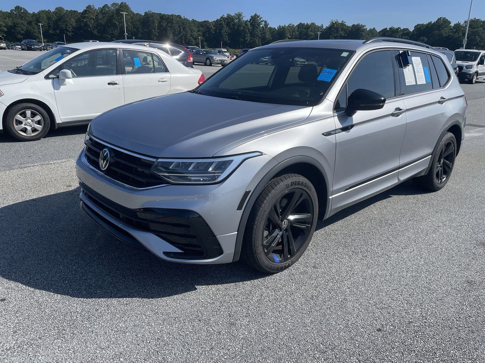 2023 Volkswagen Tiguan SE R-LINE photo 1